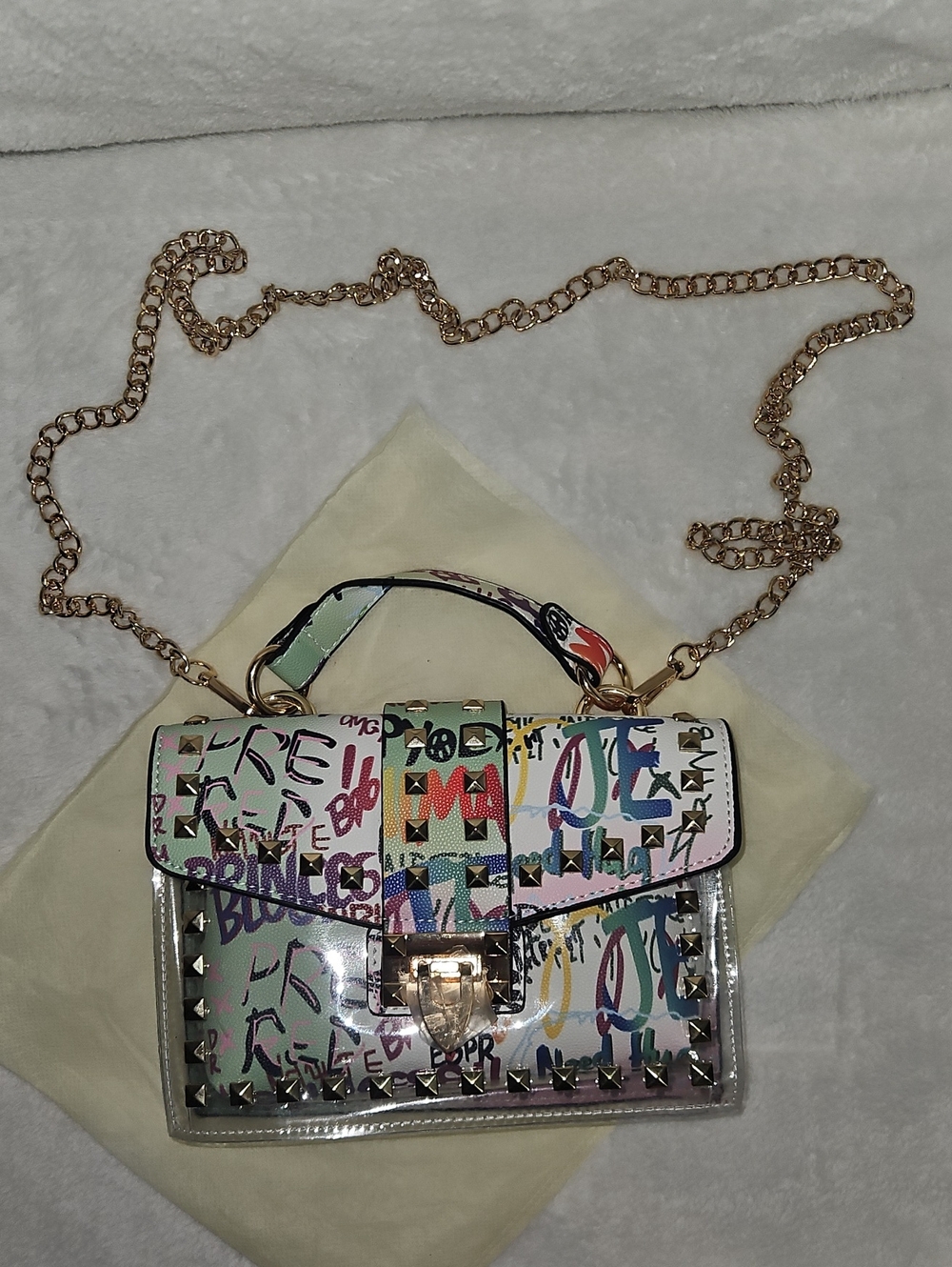 Multicolor Graffiti Print Crossbody Bag with Gold Chain Strap